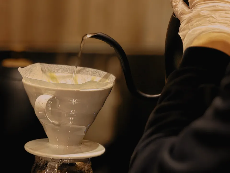 Vertido manual de café V60; fotografía ilustrativa del método